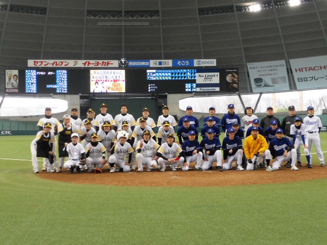 西武ドームにて行われたイベント「『西武ドームで野球するからみんな来たまえ!!』DVD＆書籍発売記念試合 トータルテンボスin西武ドーム」の様子。トータルテンボス率いるアフロモンキーズチームとタワーレコードチームが野球対決を行い、トータルチームが勝利した。