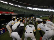 円陣を組むアフロモンキーズ。伊集院光のチームやワタナベエンターテインメントのチームなど、芸人を中心としたチームと行っているリーグ戦では、今季8チーム中5位という成績を残したそう。