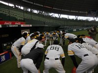 円陣を組むアフロモンキーズ。伊集院光のチームやワタナベエンターテインメントのチームなど、芸人を中心としたチームと行っているリーグ戦では、今季8チーム中5位という成績を残したそう。