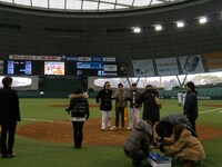 試合後は、トータルの2人はDVDの購入者とチェキ撮影会を実施。書籍の購入者は大村との握手会に参加した。