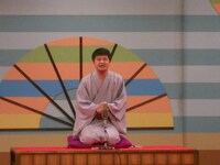 方正は受付に用意した書籍「奇跡」に“生ザイン”をしてあるとアピール。また、歴代のギャグの数々も披露し、強いハートを見せ付けた。