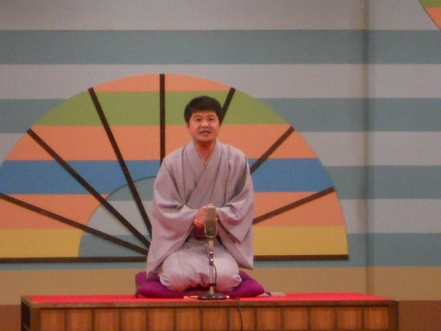 方正は受付に用意した書籍「奇跡」に“生ザイン”をしてあるとアピール。また、歴代のギャグの数々も披露し、強いハートを見せ付けた。