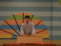 仲入り後には、本と手ぬぐいの売れ行きを報告。アピールの甲斐あって手ぬぐい8枚、本1冊が売れていた。ロザンが漫才でAmazonの話をしていたことを気にして、「奇跡」の書籍ランキングを調べたところ、1月15日現在で、27万642位だった。