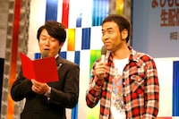 会見でMCを務めたペナルティ。