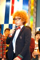 「渋谷ばちーんんん」の説明をしようとしたものの、芸人たちに阻止されてしまったカナリア・ボン溝黒。