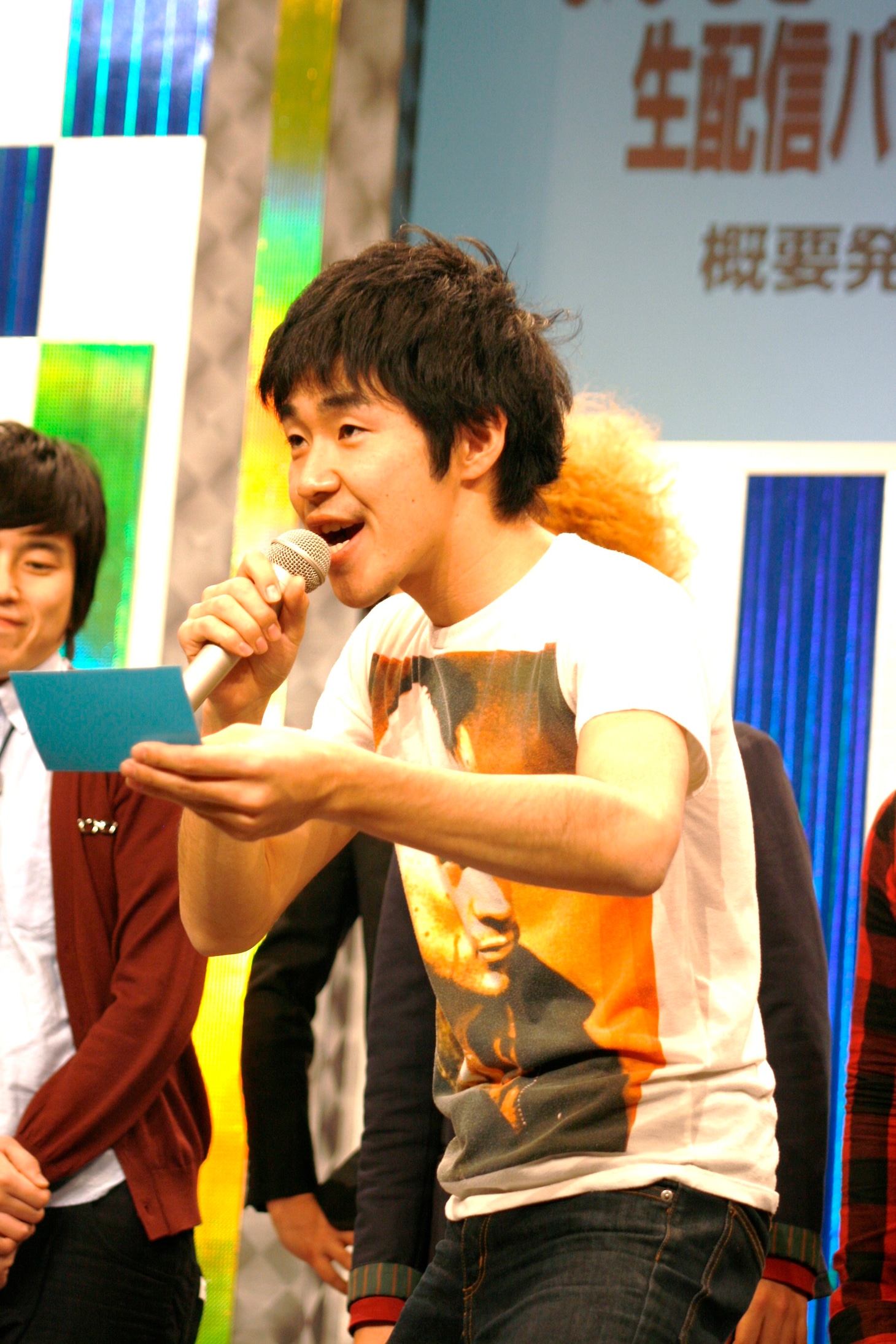 なぜかアントニオ猪木のモノマネを織り交ぜながら「よしログ」の解説をしたしずる池田。