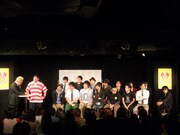下北沢・駅前劇場にて行われたライブ「MunasawaKingLive #1 号外！お笑いナタリーニュース2011」。グレープカンパニー、吉本興業、プロダクション人力舎、ASH&Dコーポレーション、ケイダッシュステージ、ホリプロコム、浅井企画と、7つの事務所から9組17人が集合し、2010年お笑い界のニュースをネタにトークを展開した。