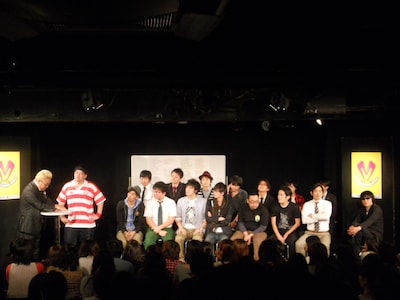 下北沢・駅前劇場にて行われたライブ「MunasawaKingLive #1 号外！お笑いナタリーニュース2011」。グレープカンパニー、吉本興業、プロダクション人力舎、ASH&Dコーポレーション、ケイダッシュステージ、ホリプロコム、浅井企画と、7つの事務所から9組17人が集合し、2010年お笑い界のニュースをネタにトークを展開した。