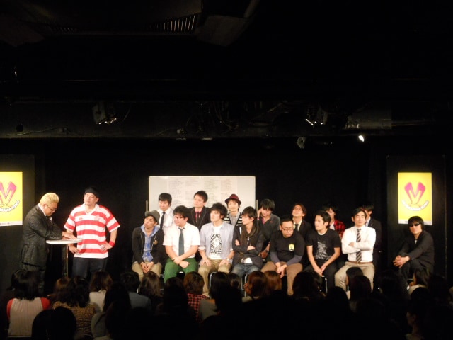 下北沢・駅前劇場にて行われたライブ「MunasawaKingLive #1 号外！お笑いナタリーニュース2011」。グレープカンパニー、吉本興業、プロダクション人力舎、ASH&Dコーポレーション、ケイダッシュステージ、ホリプロコム、浅井企画と、7つの事務所から9組17人が集合し、2010年お笑い界のニュースをネタにトークを展開した。