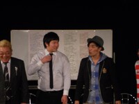 アームストロングは2011年のニュースに「Twitterで世界進出」と宣言。理由は、安村がTwitterでサッカー選手のクリスティアーノ・ロナウドをフォローして話しかけ続けたところ、返信が来たからだそう。おかげで、ロナウドをフォローしている外国人から最近フォローされているとか。