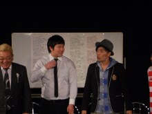 アームストロングは2011年のニュースに「Twitterで世界進出」と宣言。理由は、安村がTwitterでサッカー選手のクリスティアーノ・ロナウドをフォローして話しかけ続けたところ、返信が来たからだそう。おかげで、ロナウドをフォローしている外国人から最近フォローされているとか。