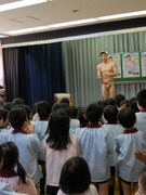 小島が出てきてすぐはシーンとしており、小島も「何人か目が死んでるけど」と不安そうだったが、曲が始まるとすぐに園児たちは元気よく踊り出した。