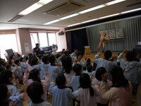 海パン1枚という姿の小島は、幼稚園側から事前に「園児にトラウマだけは残さないでくれ」という要請があったそう。イベント後は「一緒に踊れば『ダイジョブダイジョブ』でした」と胸をなで下ろした。