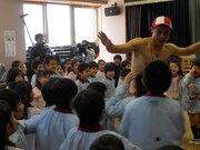 小島は園児たちと仲良くなる秘訣を、「動き、警戒心をなくす、あと筋肉ですね。子供たちは筋肉大好きですから。マンガ家のゆでたまご先生も言ってました」と語った。