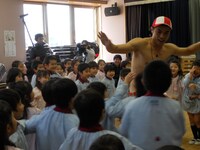 小島は園児たちと仲良くなる秘訣を、「動き、警戒心をなくす、あと筋肉ですね。子供たちは筋肉大好きですから。マンガ家のゆでたまご先生も言ってました」と語った。