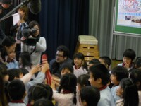 子どもにもみくちゃにされる小島。小島はイベント終了後も、園児たち1人1人と丁寧に会話をしたり、一緒に遊んだりするなど、サービス精神たっぷり。園児たちに大人気だった。