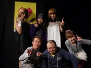 即売会後に残っていたメンバーで記念撮影。男の墓場プロダクションを支えるゲスト陣の愛情を感じる味わい深いライブとなった。