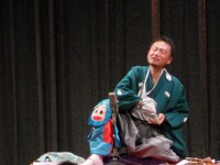 笑福亭鶴笑は、現地でやった曲芸、紙切り芸、南京玉すだれ、パペット落語を会場でも披露。現地ではクルド語で披露したそうだが、言葉が通じなくてもわかるパフォーマンスを繰り広げた。