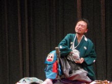 笑福亭鶴笑は、現地でやった曲芸、紙切り芸、南京玉すだれ、パペット落語を会場でも披露。現地ではクルド語で披露したそうだが、言葉が通じなくてもわかるパフォーマンスを繰り広げた。