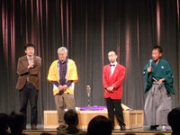 渡航費用や現地に届けた物資を買う費用は、募金や寄付で工面。今回はメンバーも驚くほど資金が集まったと感謝し、「特に街頭募金では高校生くらいの人たちがいちばん協力してくれた」と嬉しそうに語った。また、鶴笑は笑福亭仁鶴からも寄付をもらったそう。