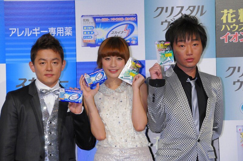 「クリスタルヴェール」 「スカイナーAL錠」新CM発表イベントに登場したスピードワゴンと優木まおみ。花粉の飛散量が昨シーズンの5倍とも言われる今年の花粉対策として、「特に早期対策と体の内側からと外側からの内外ケアを心がける」と表明。