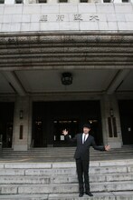 「KOYABU SONIC 2010」で集まった募金を大阪府福祉基金に寄付し感謝状をもらった小籔千豊。「僕は代表していただいただけで、本当はお客さんに（贈呈式に）参加していただきたかったぐらい」と改めて観客に感謝した。(c)吉本興業