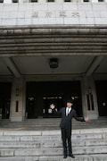 「KOYABU SONIC 2010」で集まった募金を大阪府福祉基金に寄付し感謝状をもらった小籔千豊。「僕は代表していただいただけで、本当はお客さんに(贈呈式に)参加していただきたかったぐらい」と改めて観客に感謝した。(c)吉本興業