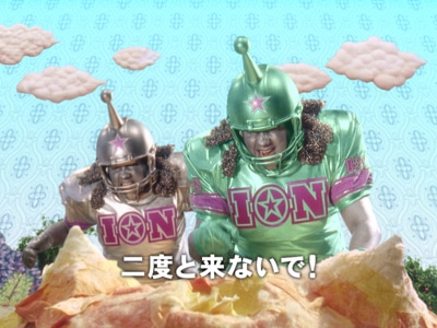 「クリスタルヴェール」のCMで「二度と来ないで！」と強く“花粉くん”にお願いする“イオンさん”。今シーズンは新たに“クールイオンさん”も登場し力強くブロック。