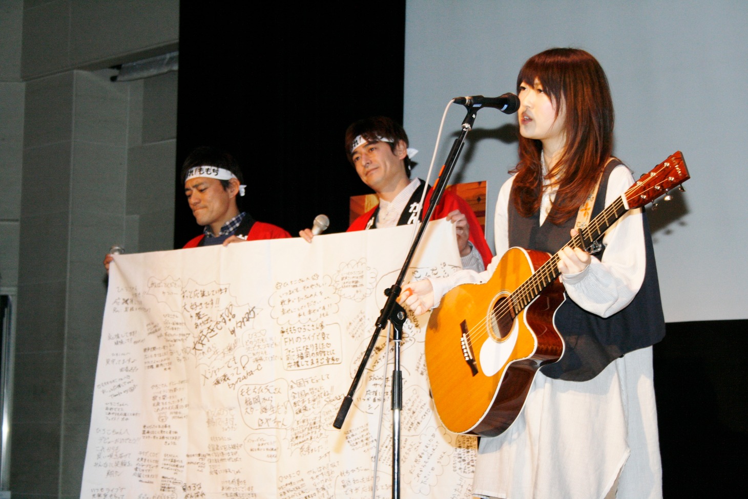 ももちひろこが映画「洋菓子店コアンドル」の主題歌「明日、キミと手をつなぐよ」を披露。華大の2人は応援メッセージの書かれた横断幕を掲げながら、静かに聞き入っていた。