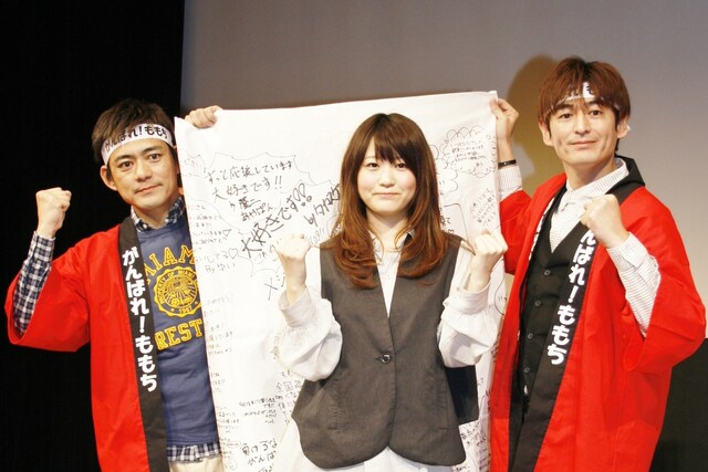 福岡在住の新人シンガーソングライター・ももちひろこ（中央）と、応援団長として駆けつけた同郷の博多華丸・大吉。