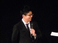 今回の立役者である寺坂直毅。ライブ終了後には芸人たちのネタを絶賛。歌の合間には紅白の裏話やエピソードがたっぷり盛り込まれ、観客も大満足の様子だった。