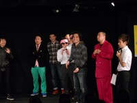 紅組の出場者たち。RG、どぶろっく、マキタスポーツら坊主頭が目立つ。