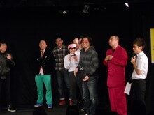 紅組の出場者たち。RG、どぶろっく、マキタスポーツら坊主頭が目立つ。