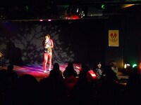 ジャングルポケット斉藤が歌いはじめると、ペンライトで応援するファンが。