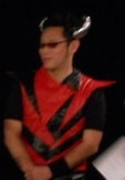 演芸ロックミュージシャンのイカルス渡辺。2008年には「涙の天保山」でメジャーデビュー。