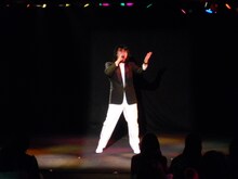 エハラマサヒロは「第60回NHK紅白歌合戦」をもって勇退を表明した布施明の名曲を熱唱。前口上には「君は薔薇より美しい」と沢田研二の前口上をミックス。