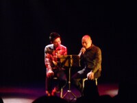 どぶろっくは「あらびき団」でブレイクしたラブソングを熱唱。この日は「外国人のお客様もいるかも」とフル英語バージョンも披露。客席には日本人しかいない様子だったが大いにウケた。