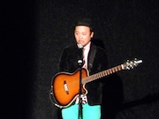 大トリのマキタスポーツ。BOOWY の「NO. NEW YORK」を校歌風に、「いとしのエリー」を長渕剛風に歌うネタで大喝采。大トリの前口上でライブを大いに盛り上げた。