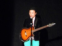 大トリのマキタスポーツ。BOOWY の「NO. NEW YORK」を校歌風に、「いとしのエリー」を長渕剛風に歌うネタで大喝采。大トリの前口上でライブを大いに盛り上げた。