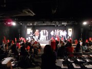 判定は観客が赤と白のどちらかの紙を挙げることに。今回スタッフは野鳥の会のように数を数えたが、現在番組では赤外線で赤と白のパーセンテージを測定しているそう。