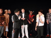 下北沢・駅前劇場にて開催された「Munasawa King Live ♯5 『芸人紅白歌合戦』produced by 寺坂直毅」。寺坂の口から流れるような前口上が出るたび、客席からは感嘆の声が。