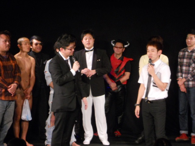 下北沢・駅前劇場にて開催された「Munasawa King Live ♯5 『芸人紅白歌合戦』produced by 寺坂直毅」。寺坂の口から流れるような前口上が出るたび、客席からは感嘆の声が。