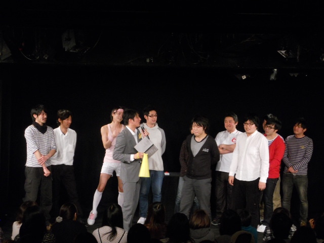 オープニングでは、声の小さいチョップリン、Q＆Aができない夜ふかしの会大重、好き勝手すでる畑中、仕込みの甘いライスらメンバーにMCポテト少年団菊地は四苦八苦。しかしフラミンゴ辻本とはトリオのまとめ役として深く意気投合していた。