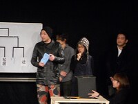 くじ引きで黒木正浩（ヨーロッパ企画）の対戦番号を引き当てた山内圭哉（Piper）。会場は大爆笑でこの対戦を喜んだ。