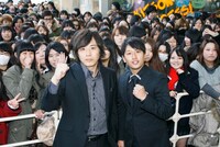 ラフォーレ原宿の特設ステージでゲリラ漫才を行ったライセンスと、会場に詰めかけた大勢のファン。