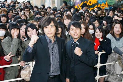 ラフォーレ原宿の特設ステージでゲリラ漫才を行ったライセンスと、会場に詰めかけた大勢のファン。