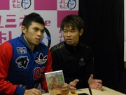 書き込みには「This is the ペン。買いません」というコメントも。小島は「DVDを買ってくれた人にはサインしますよ！」と購入をお願いした。