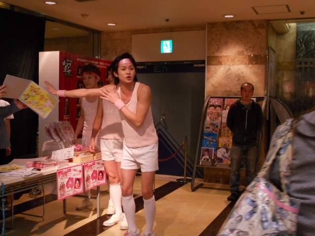 会場では畑中がさまざまなイベントを用意。チケット購入者にはチェキ撮影の特典があるほか、「あっち向いてホイ」「大喜利」などのゲームコーナーも開催。