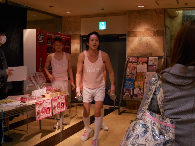 最初のゲームコーナーは「モノマネ当てクイズ」。ハンデとしてしんちゃんはダンベルを持ちながらモノマネに挑戦。