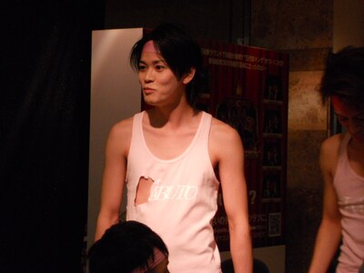 よしもとテレビ通り新宿店にて行われた「（ヒマなので勝手に）畑中しんじろうのルミネテレビ通り一週間店長～怒られたら即終了！他のメンバーもフラっと来るかもよ!!～」。ゲームに負けた畑中しんじろうは、タンクトップの切れ端をプレゼント。